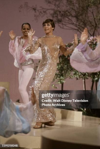 Helen Reddy Photos Photos And Premium High Res Pictures Getty Images