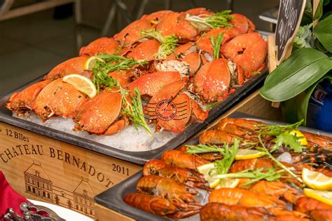 Buffet Surf And Turf Món Ẩm Thực Biển Và Đồ Nướng Hấp Dẫn