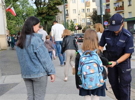 Policjanci Z Powiatu Brzeskiego Dbaj O Bezpiecze Stwo Dzieci We