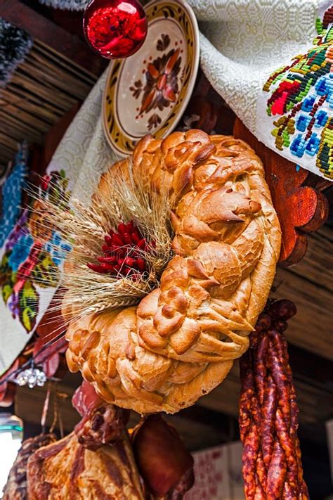 Pan Ucraniano Korovai De La Boda Tradicional Con Las Flores Imagen De