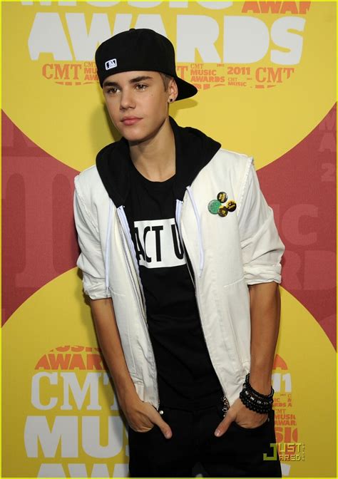 Justin Bieber Cmt Music Awards 2011 Red Carpet Photo 2550664 2011