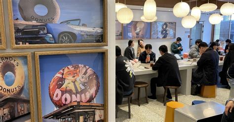 Randys Donuts In Seoul Adds La Flavor To South Korea Los Angeles Times