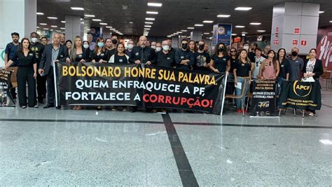 POLICIAIS FEDERAIS FAZEM MANIFESTAÇÃO NO AEROPORTO DE SALVADOR CONTRA