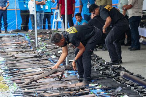 Friedensprozess Muslimische Rebellen Auf Philippinen Geben Waffen Ab