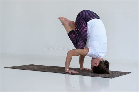 Andstand En La Variante Salamba Sirsasana Toma De Longitud Completa