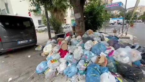 Palermo Cassonetti Rimossi Ma Rifiuti Abbandonati Per Strada Il Video