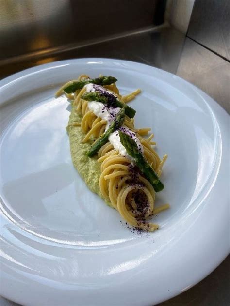 Spaghettone Quadrato Agli Asparagi Crema Cacio E Pepe Con Polvere Di