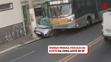 Vídeo Ônibus prensa veículo parado em poste na Zona Leste da Capital