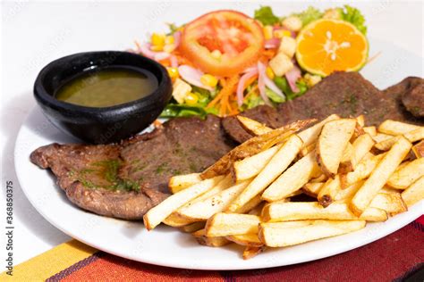 Fotka Plato De Comida Con Carne De Res Ensalada Y Papas A La Francesa