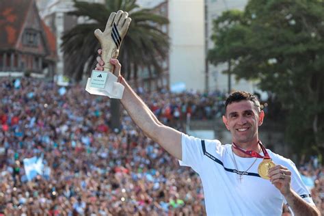 La Emotiva Historia Del Dibu Martínez Con Un Hincha En Mar Del Plata Que Se Hizo Viral Deportes