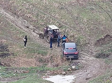 Familie Cu Trei Copii Scoas Din Noroaie De Jandarmi La Bozioru N A