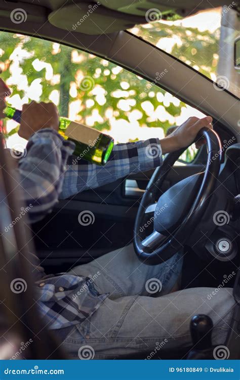 Cerveja Bebendo Do Homem Novo Ao Conduzir Imagem De Stock Imagem De