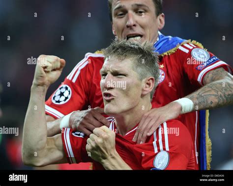 Munich S Bastian Schweinsteiger Front And Mario Mandzukic Celebrate