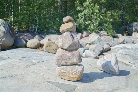 Gestapelte Felsen balancieren das Stapeln mit Präzision Steinturm am