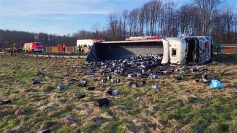 Unfall Auf Der A3 Lkw Mit Altbatterien Kippt Um SWR Aktuell