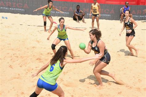 Atletas das seleções masculina e feminina de handebol de praia do