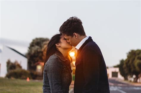 Casal se beijando ao pôr do sol Foto Grátis