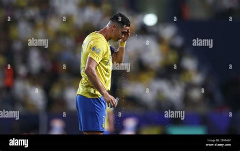 Cristiano Ronaldo Von Al Nassr Fc Wischt Sich Sein Gesicht Am