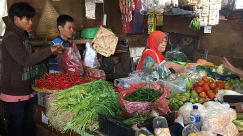 Harga Cabai Dan Bawang Melonjak Akibat Cuaca Buruk