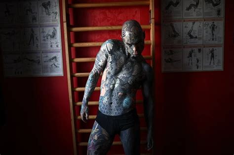 Las Fotos Del Hombre Más Tatuado De Francia Con Tinta En La Lengua Y Hasta En Las Ojos Infobae