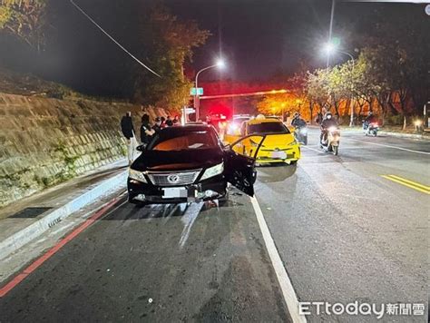 小黃超車突切外線 無照男險撞下車怒譙運將直接撞斷車門！ Ettoday社會新聞 Ettoday新聞雲