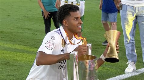 Madrid Xtra On Twitter Rodrygo With The Motm Award The Trophy