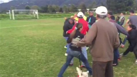 Lamentable pelea entre padres de niños futbolistas en Bogot YouTube