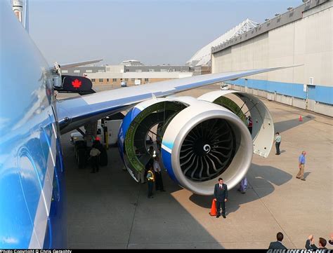 Boeing 777 Engine Size Compared To 737 Fuselage / Singapore Airlines Boeing 777-312/ER ...