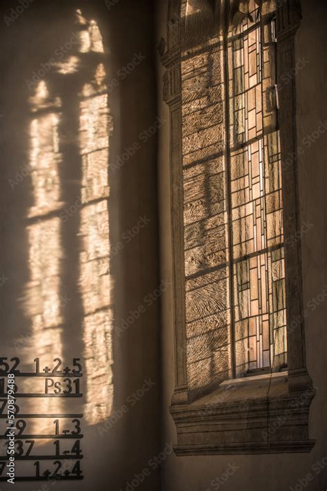 Foto De Gotisches Kirchenfenster Mit Licht Und Schatten Und Psalmen An