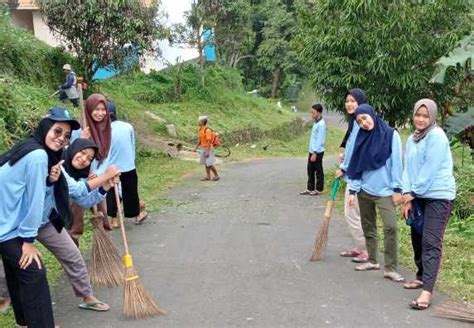 Kliris Peduli Kebersihan Lingkungan Mahasiswa KKN MIT DR 13 Kelompok