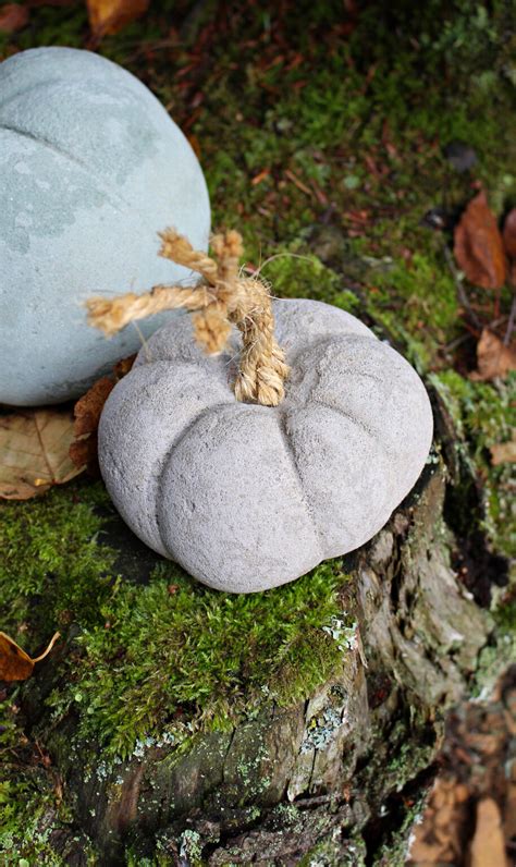 DIY Concrete Pumpkins With Dyed Concrete Dans Le Lakehouse