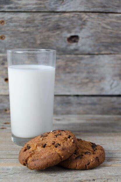 Vaso De Leche Y Galletas Con Chispas De Chocolate Sobre Fondo De