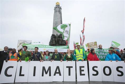 Manifestantes contra el cambio climático muestran Ciencia EL MUNDO