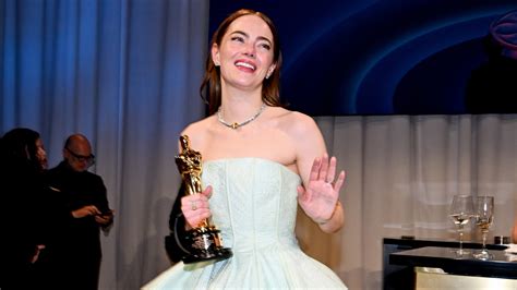 Emma Stone Ripped Her Dress Right Before Her Best Actress Speech At The