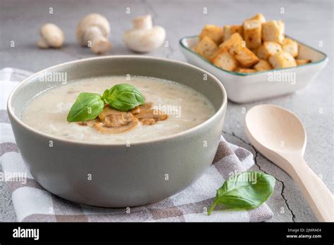 Sopa cremosa de champiñones fotografías e imágenes de alta resolución