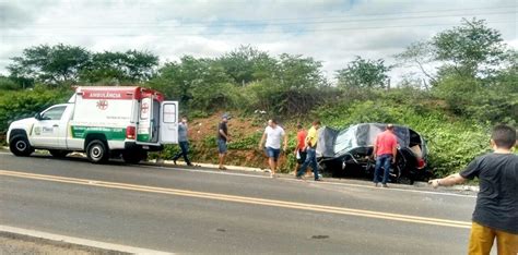 Cinco pessoas ficam feridas após carro capotar em acidente na BR 316 no