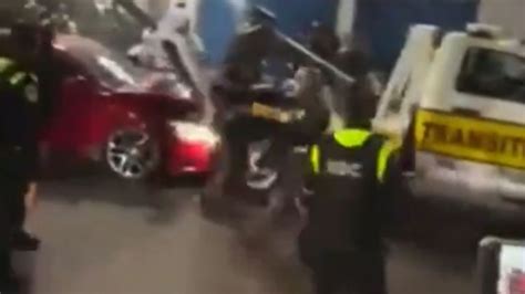 Mujer intenta evadir infracción y se estrella contra grúa de la Policía