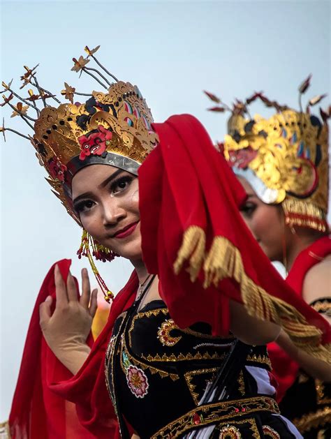 Foto Atraksi Penari Gandrung Banyuwangi Memukau Wisatawan Foto