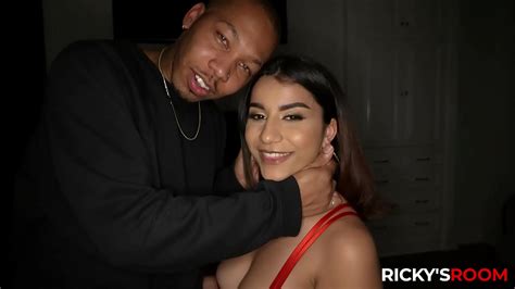 RICKYSROOM Fun Facts And Fucking With Roxie Sinner XVIDEOS