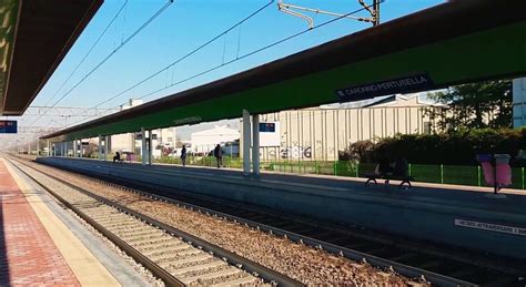 Travolto Da Un Treno Muore Suicida Un Uomo Di Anni Si Sdraiato