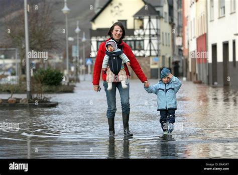 Eine Frau Geht Mit Ihrem Kind Durch Das Hochwasser In Zell An Der Mosel Deutschland 9 Januar