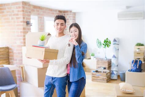 Pareja Joven Asi Tica Sostiene Llaves De Una Nueva Casa Sonriente Feliz