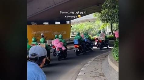 Viral Iring Iringan Driver Ojol Bawa Hadiah Romantis Warganet Kepo