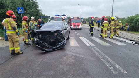 Po zderzeniu na skrzyżowaniu jeden z pojazdów wypadł z drogi Dwie