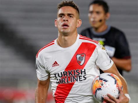 Rafael Santos Borré le bajó el pulgar a River y arregló su llegada al