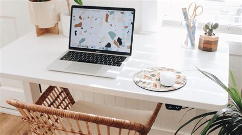 Ideas For Decorating Your Office Desk At Work - Leadersrooms