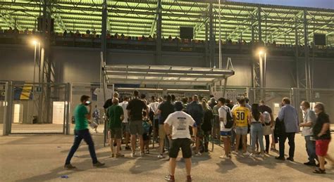 Frosinone Parma tifoso accusa un malore mentre è in fila allo stadio