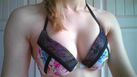 Calzedonia Bikini Neckholder Top Oberteil Cobey Wattiert Push Up Blumen print bunt schwarz weiß