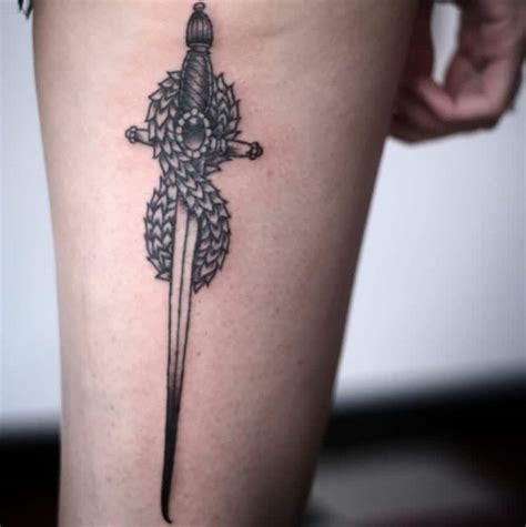 Tatuajes De Espadas Un Símbolo De Honor Y Poder