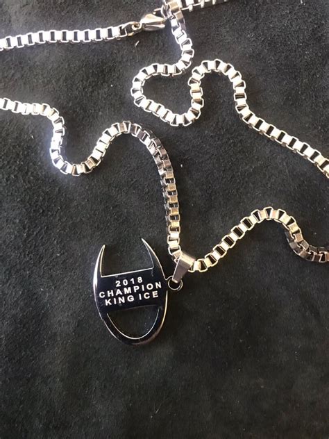 Гравировка на кулоне, подвеске в Москве. Подвески и кулоны с лазерной ...